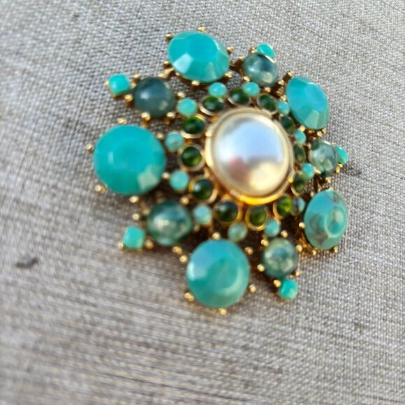 Vintage Inspired Faceted Faux Turquoise Pearl Green Burst Gold Tone Brooch - Picture 3 of 9